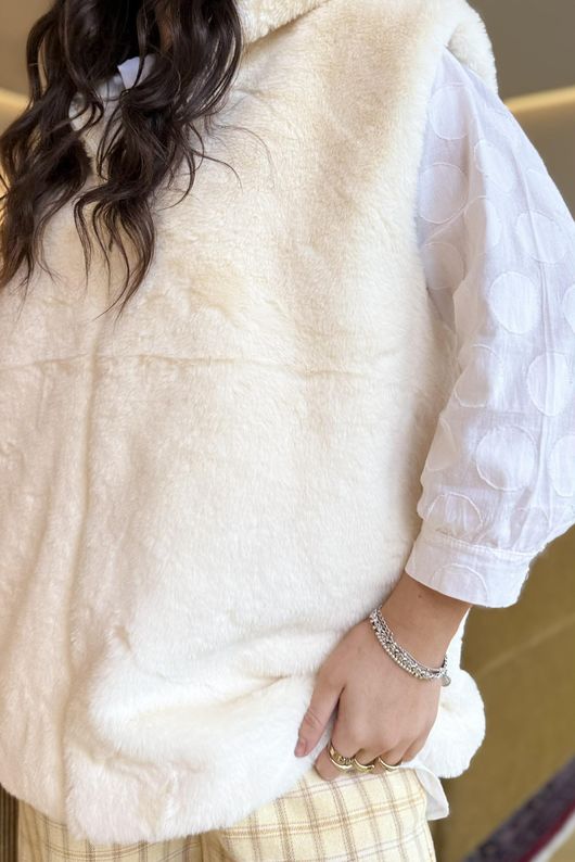 Mara Luxury Faux Fur Hooded Gilet Ecru